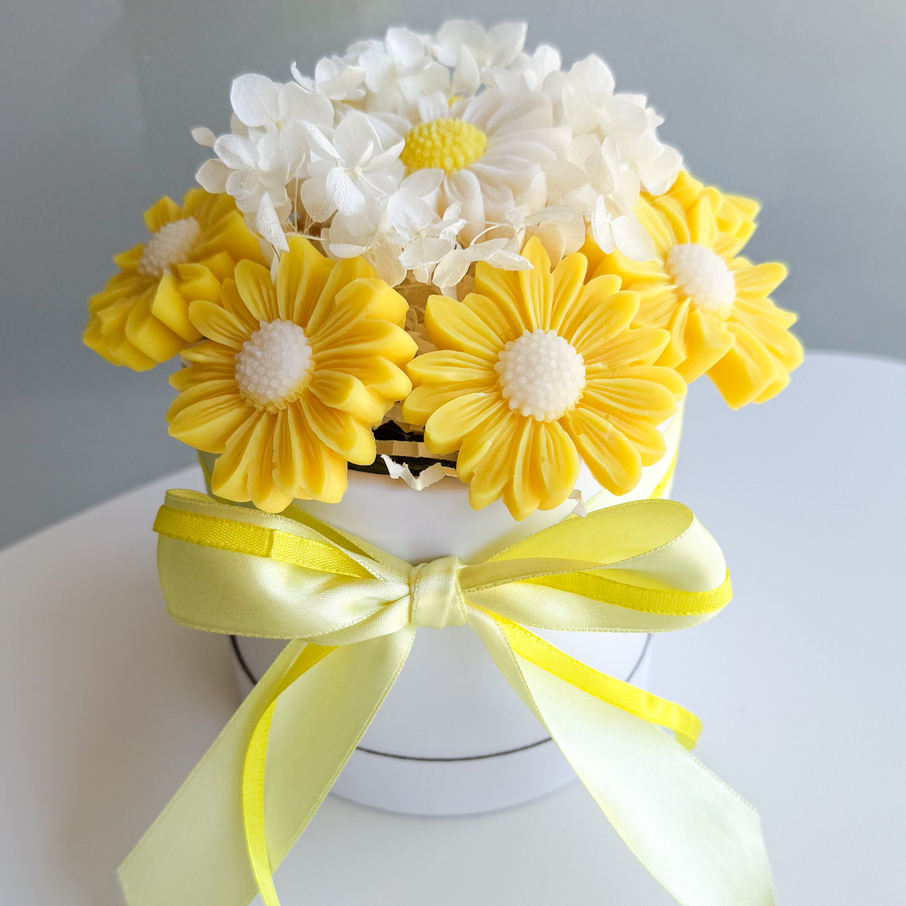 Κέρινη Σύνθεση με Μαργαρίτες