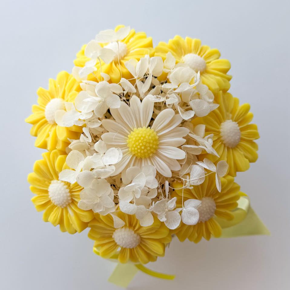 Κέρινη Σύνθεση με Μαργαρίτες