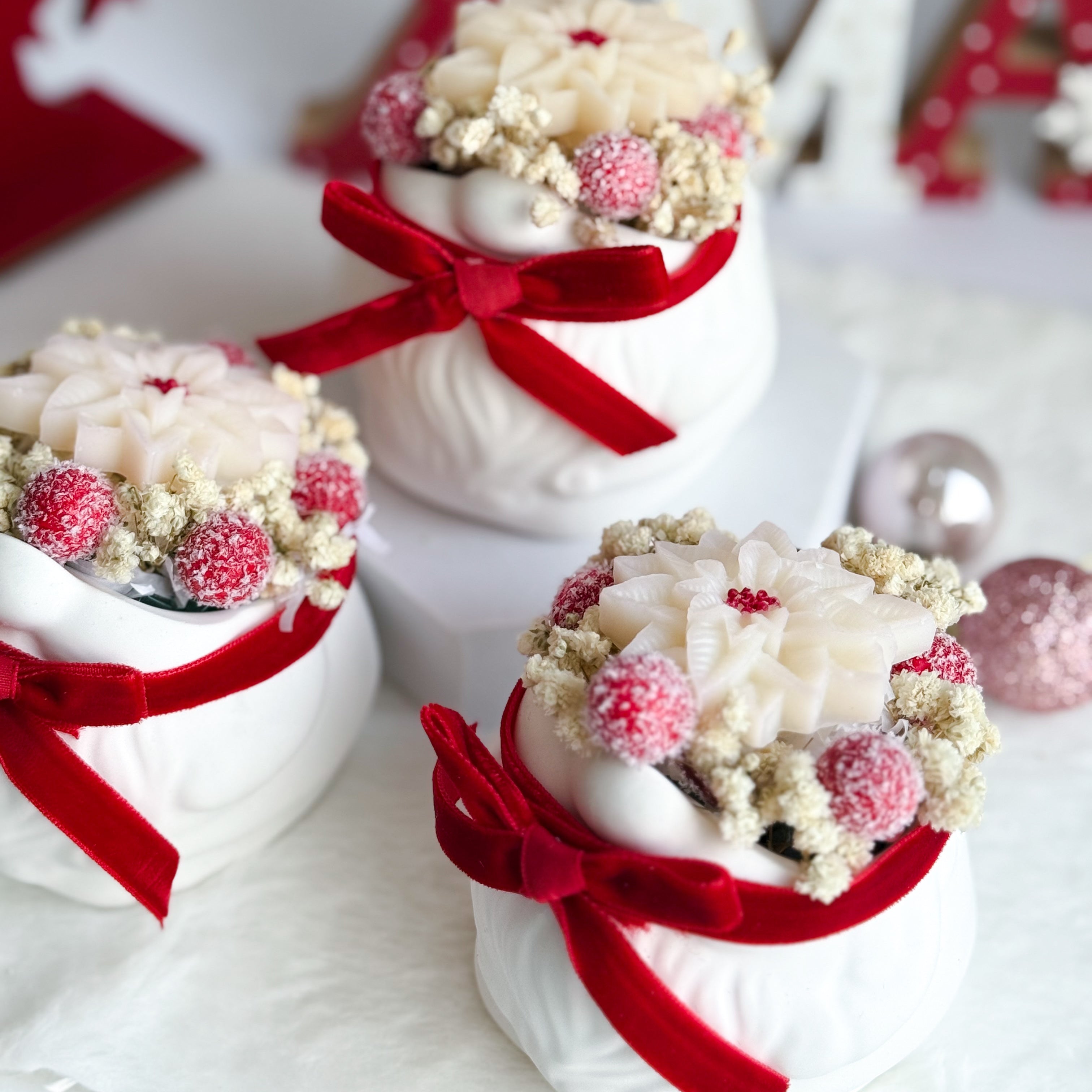 Πορσελάνινο Νανάκι με Λουλούδι - Αρωματικό Κερί - Χριστουγεννιάτικο Στολίδι 2026