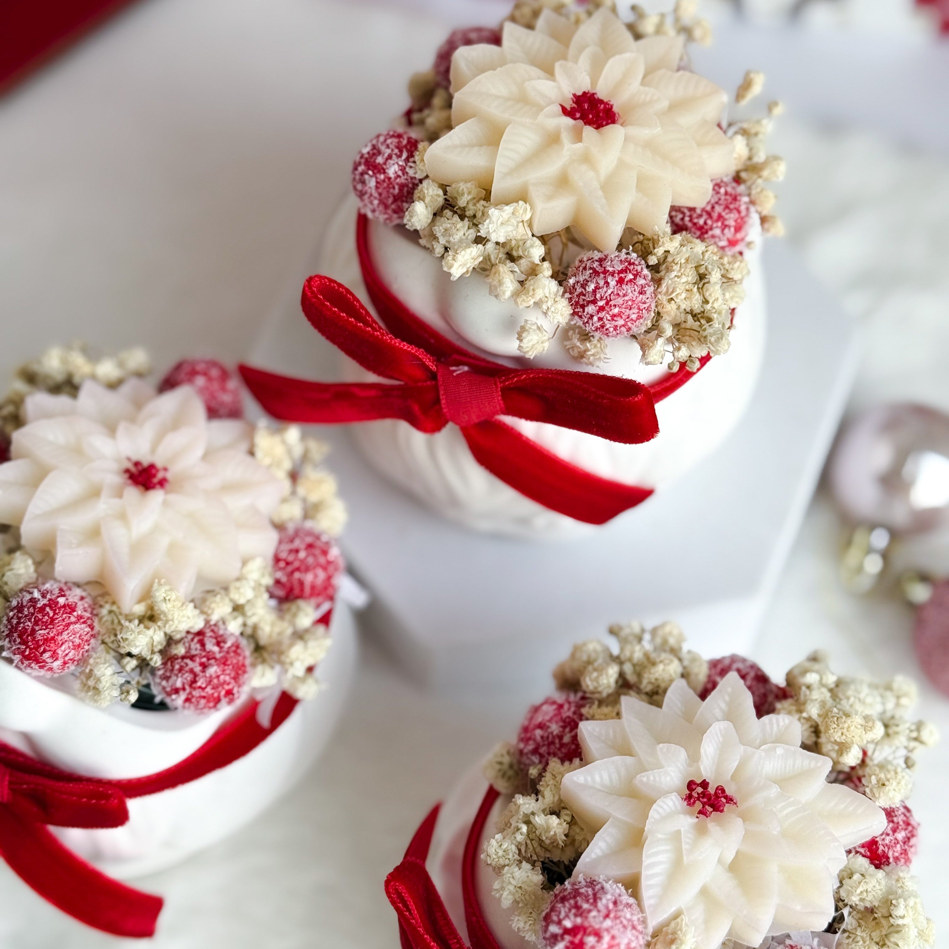 Πορσελάνινο Νανάκι με Λουλούδι - Αρωματικό Κερί - Χριστουγεννιάτικο Στολίδι 2026