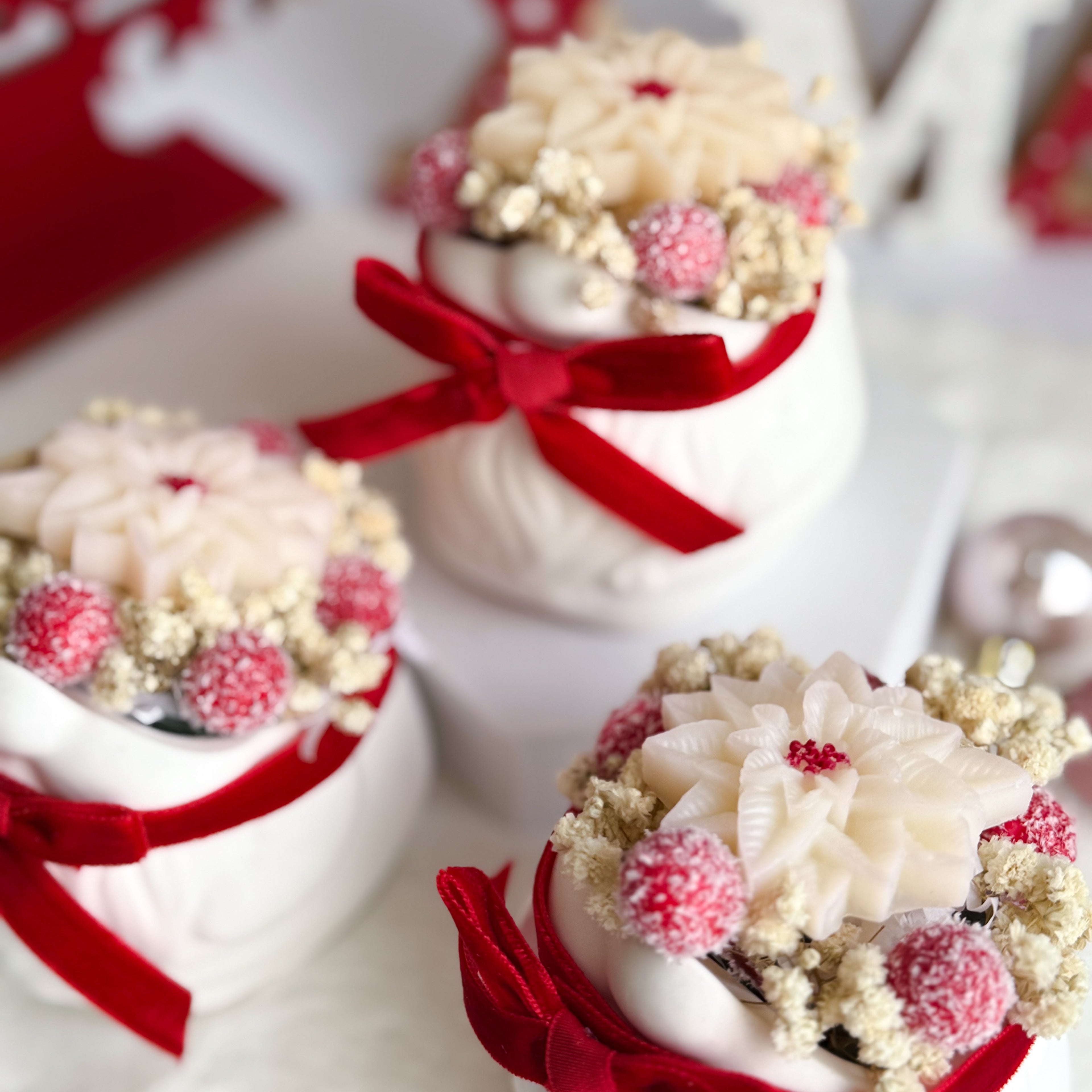 Πορσελάνινο Νανάκι με Λουλούδι - Αρωματικό Κερί - Χριστουγεννιάτικο Στολίδι 2026