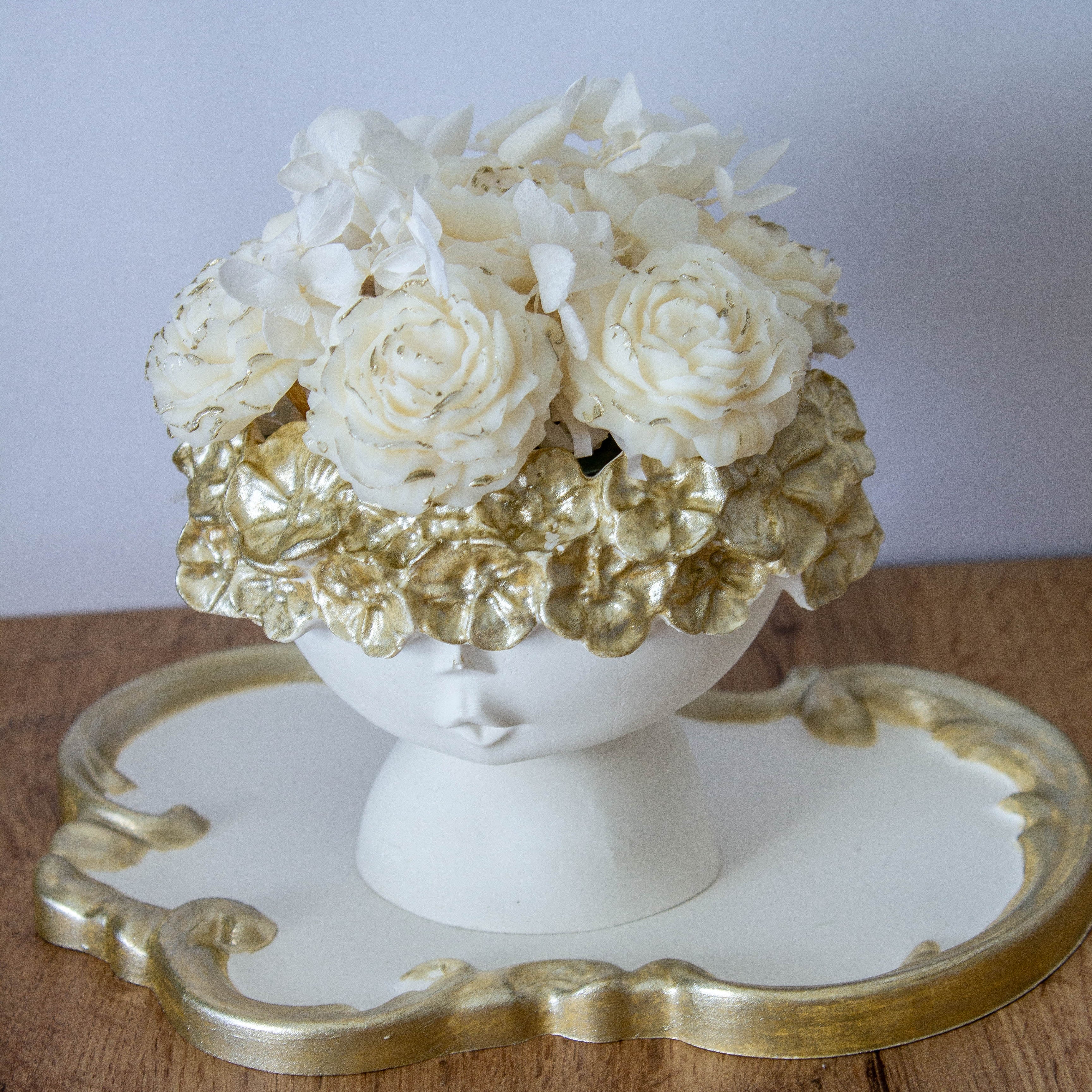 Πορσελάνινο XL Κοριτσάκι με Λουλούδια και Δίσκος με Χρυσές Λεπτομέρειες