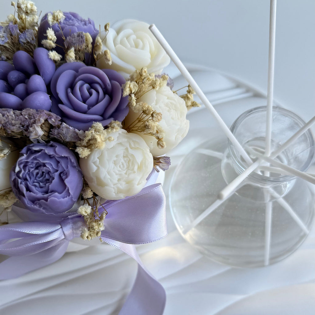 Luxury Aroma Set: Κέρινη Αρωματική Σύνθεση Λουλουδιών, Diffuser και Δίσκος με Νερά