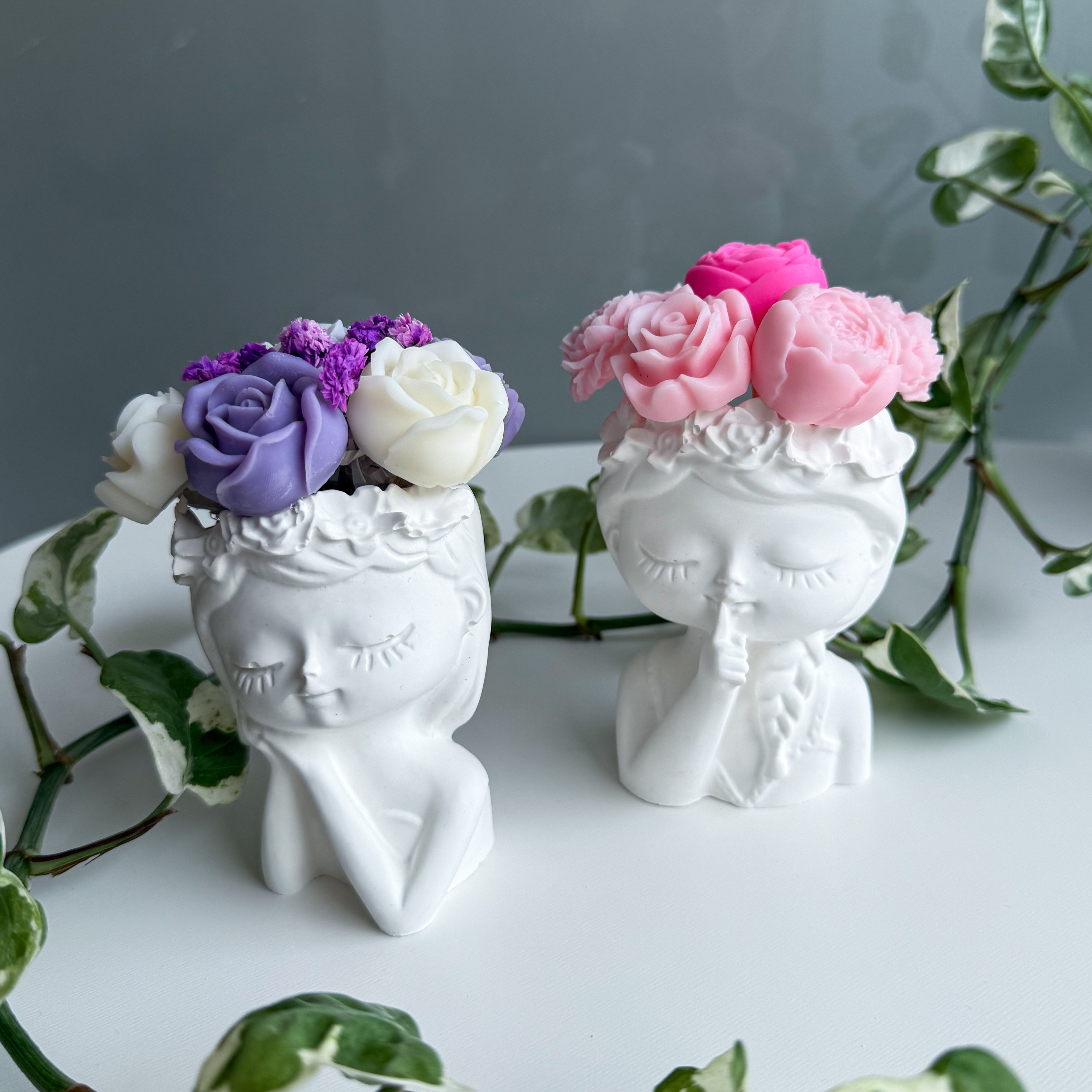 Πορσελάνινο Κοριτσάκι με Κέρινα Αρωματικά Λουλούδια
