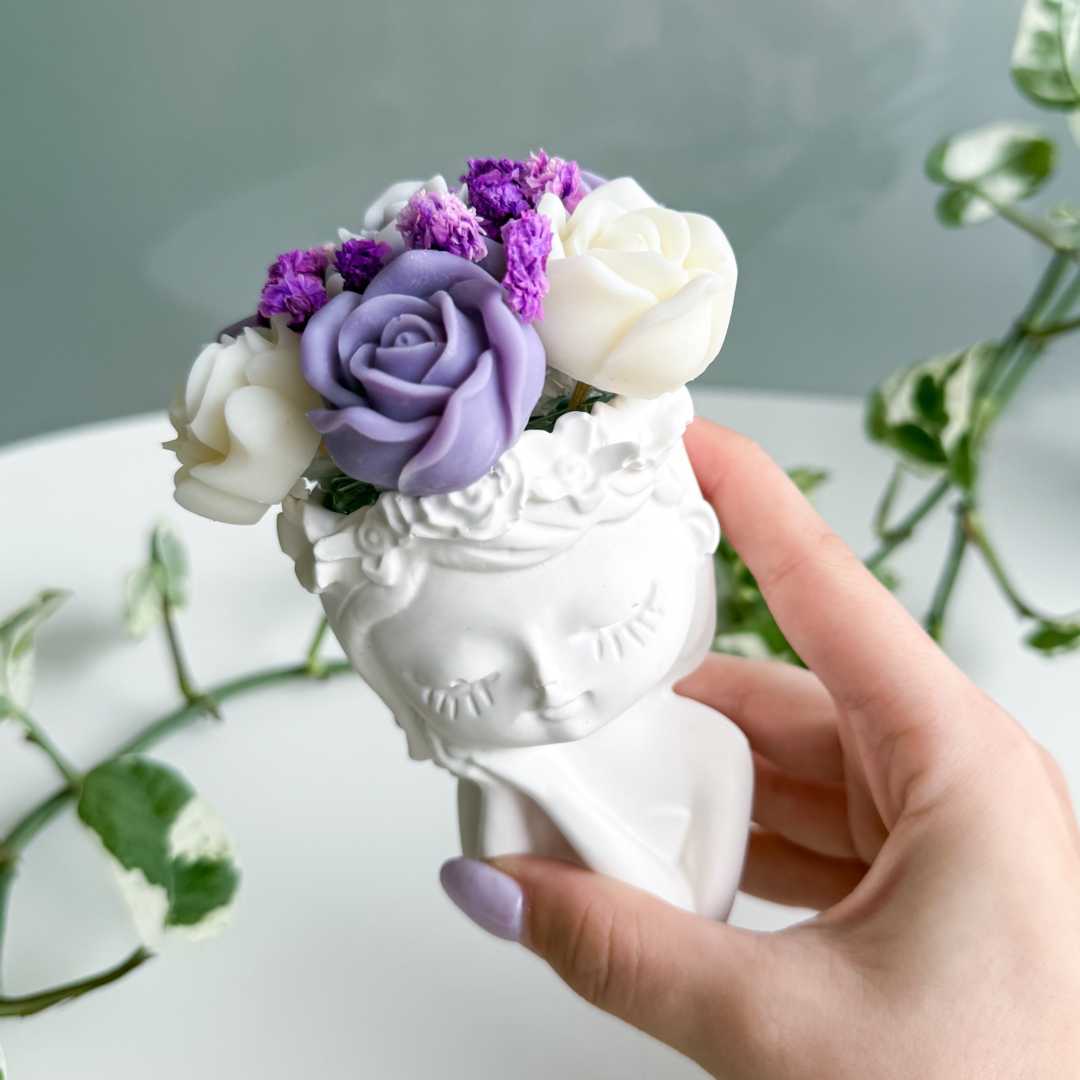 Πορσελάνινο Κοριτσάκι με Κέρινα Αρωματικά Λουλούδια