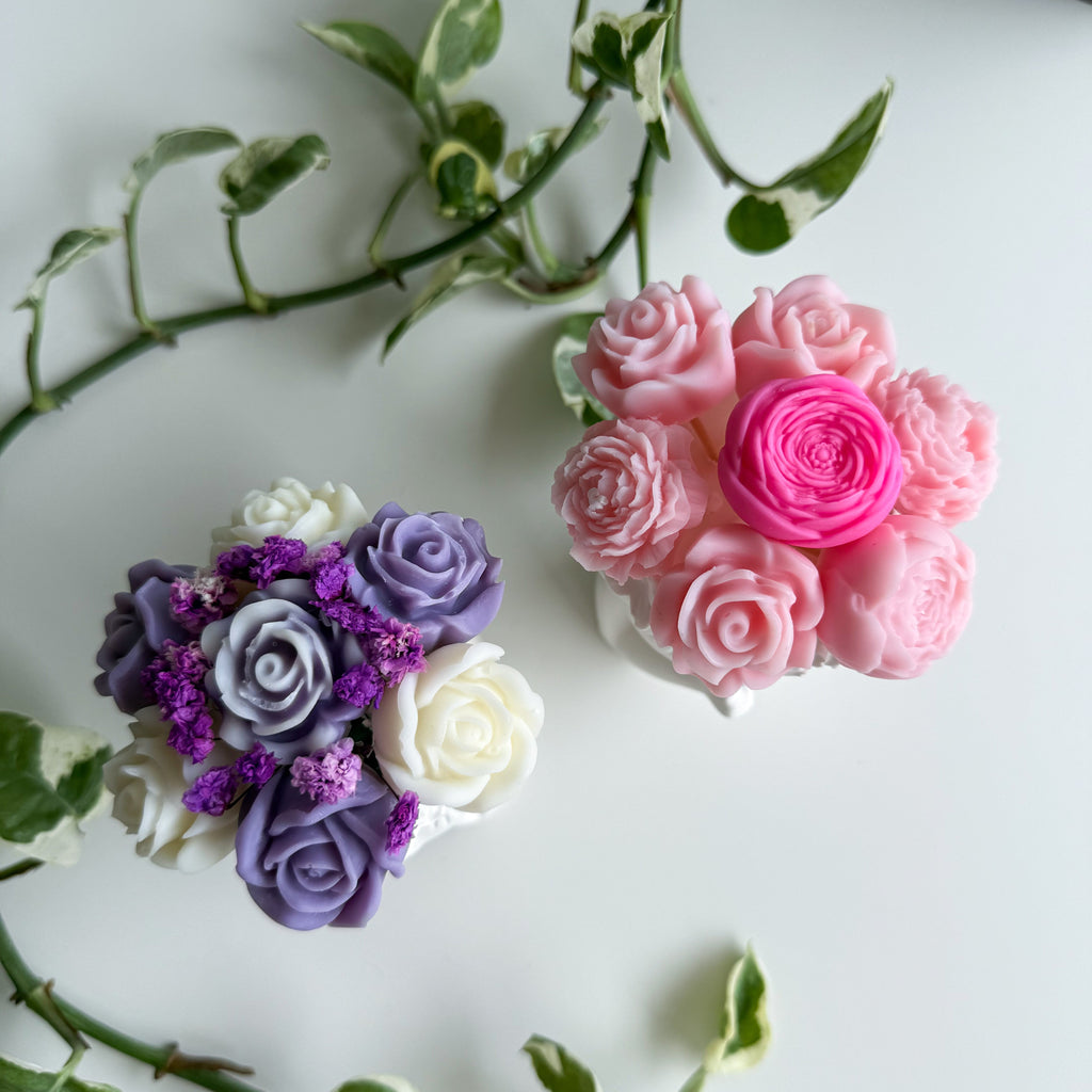 Πορσελάνινο Κοριτσάκι με Κέρινα Αρωματικά Λουλούδια