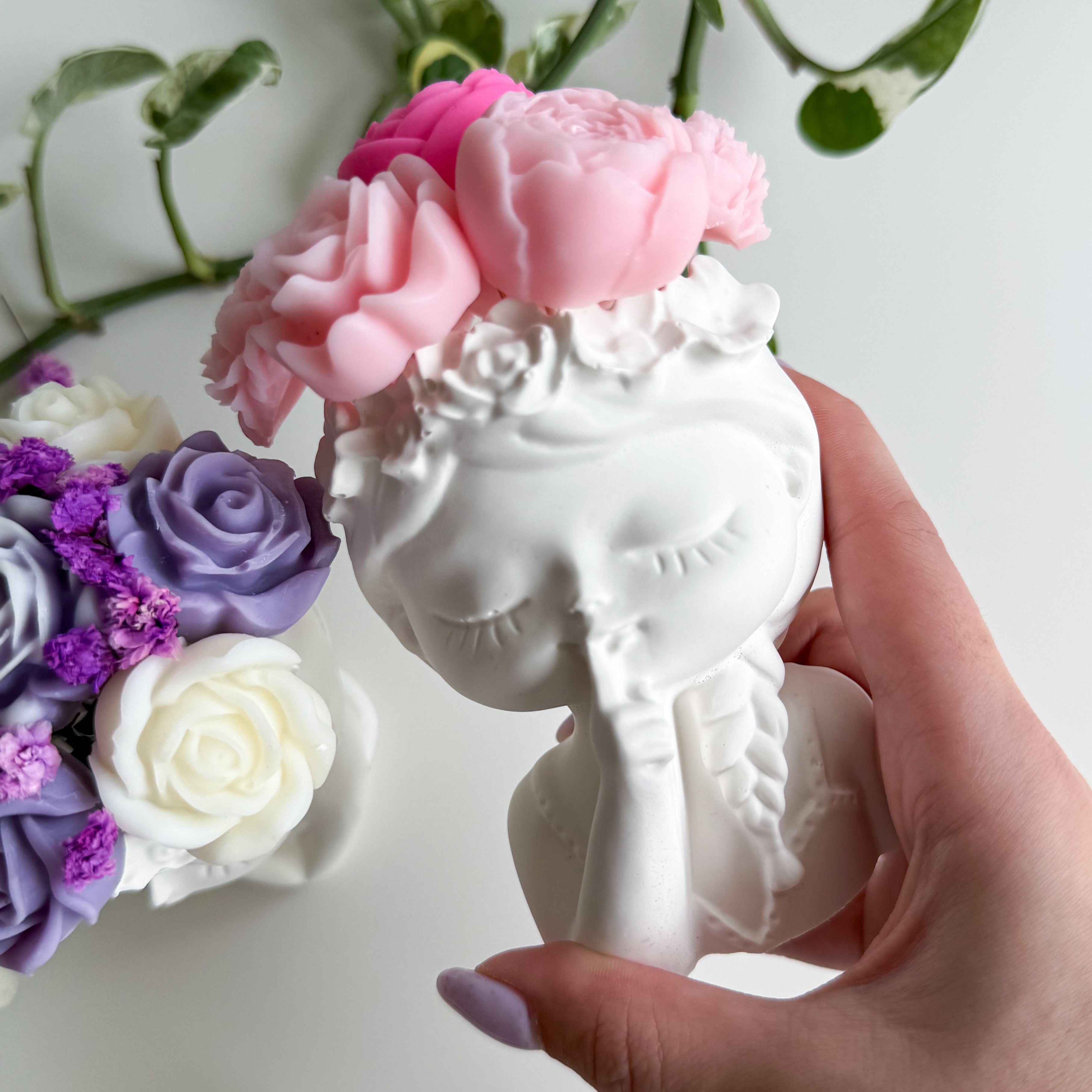 Πορσελάνινο Κοριτσάκι με Κέρινα Αρωματικά Λουλούδια